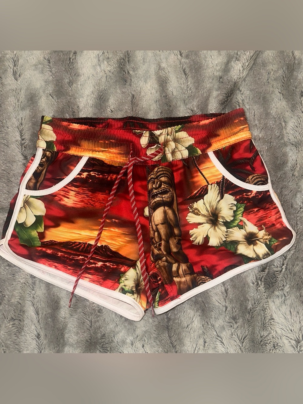 LIKE NEW women’s small Red & white Hawaiian print pocket shorts